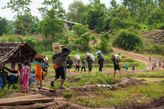 Archivo - Imagen de archivo de migrantes en la frontera entre Birmania y Tailandia. 