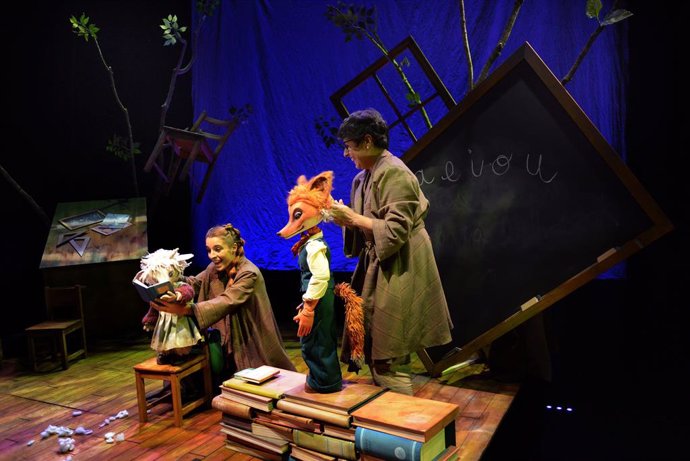 Teatre Arniches presenta 'La maestra' de la companyia de titelles Anita Maravillas.