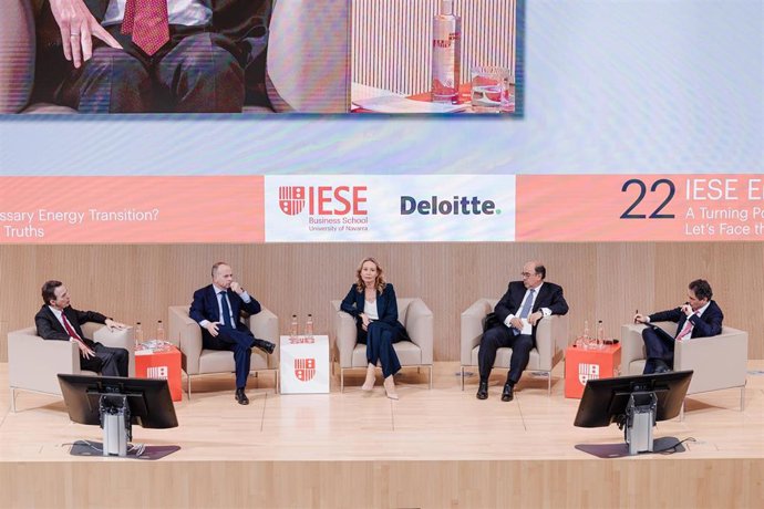 El CEO de Enagas, Arturo González Aizpiri, el CEO de REDEIA, Roberto García Merino, la CEO de Engie España, Loreto Ordoñez, el CEO y Chairman de REN, Rodrigo Costa, y el socio Responsable de Energy, Resources & Industrials, Deloitte España, Oliverio Álvar