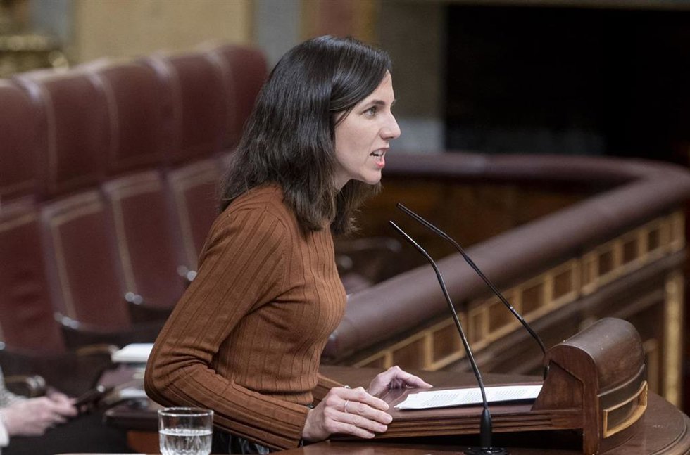 La secretaria general de Podemos, Ione Belarra, durante una sesión plenaria, en el Congreso de los Diputados, a 18 de febrero de 2025, en Madrid (España). Durante el pleno, los diputados debaten la toma en consideración de una proposición de ley sobre l