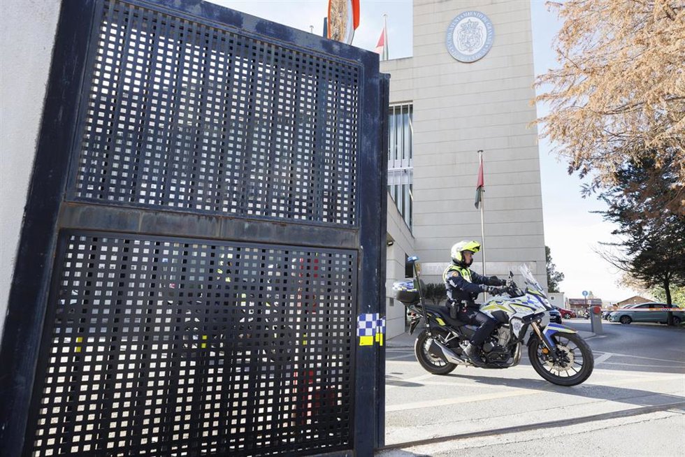 Agentes de la Unidad de Delincuencia Económica y Fiscal (Udef) de la Policía Nacional en las dependencias de la Policía Local de Granada este pasado martes