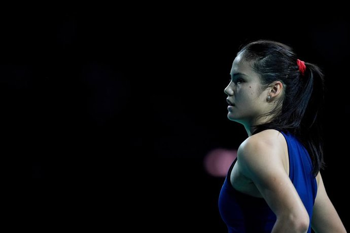 Archivo - Emma Raducanu, da Grã-Bretanha, olha para Viktoria Hruncakova, da Eslováquia, durante a partida de tênis Billie Jean King Cup BJKC 2024, disputada entre a Grã-Bretanha e a Eslováquia no Pavilhão Martin Carpena, em 19 de novembro de 2024, em Mála