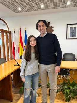 Carla Calante con el alcalde de Astillero, Javier Fernández Soberón