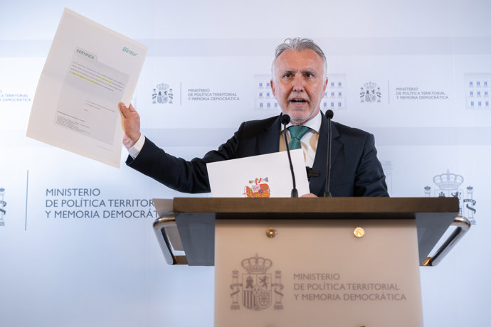 El ministro de Política Territorial y Memoria Democrática, Ángel Víctor Torres, en una rueda de prensa desde la sede ministerial ante las últimas acusaciones de Víctor de Aldama.