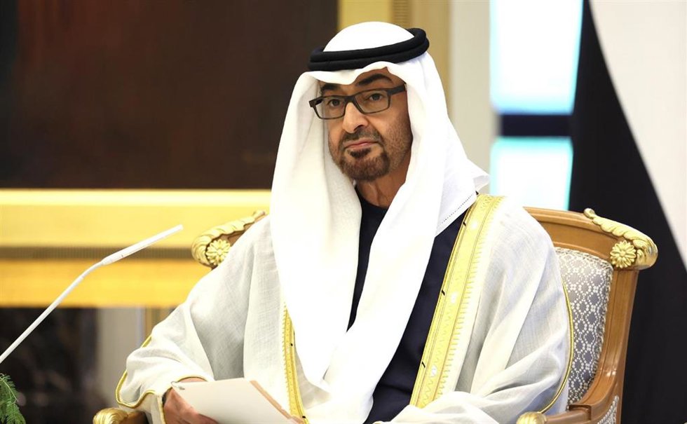 Archivo - El presidente de Emiratos Árabes Unidos (EAU), Mohamed bin Zayed al Nahyan, durante una reunión oficial en Abú Dabi (archivo)