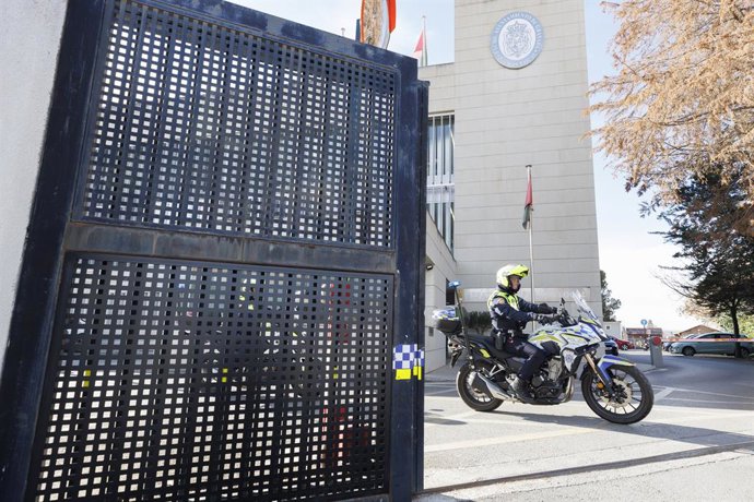 Agentes da Unidade de Crimes Econômicos e Fiscais (Udef) da Polícia Nacional nas instalações da Polícia Local de Granada. Em 18 de fevereiro de 2025, em Granada (Andaluzia, Espanha). Agentes da Unidade de Delitos Econômicos e Fiscais (Udef) da Polícia Nac