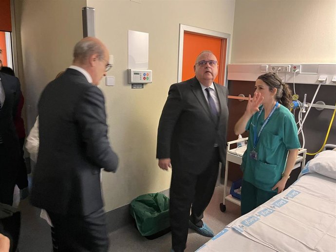 El consejero de Sanidad, Alejandro Vázquez, en una de las salas de dilatación del servicio de Obstetricia de Zamora