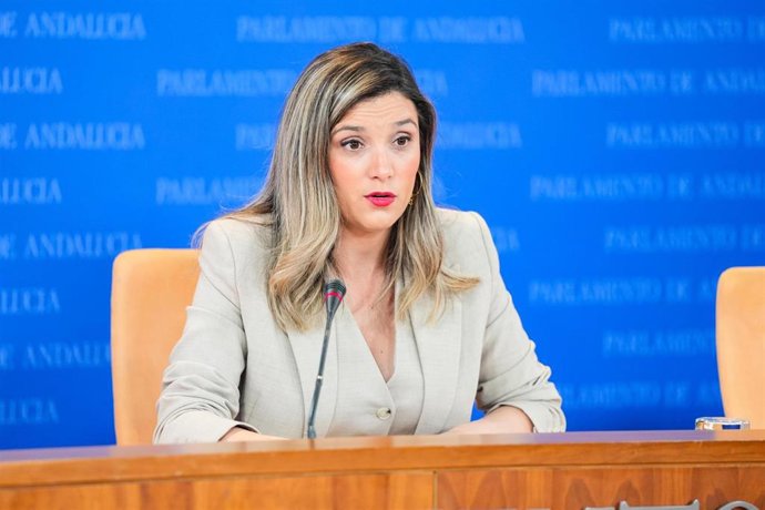La portavoz adjunta del PSOE-A en el Parlamento andaluz, María Márquez, en rueda de prensa.