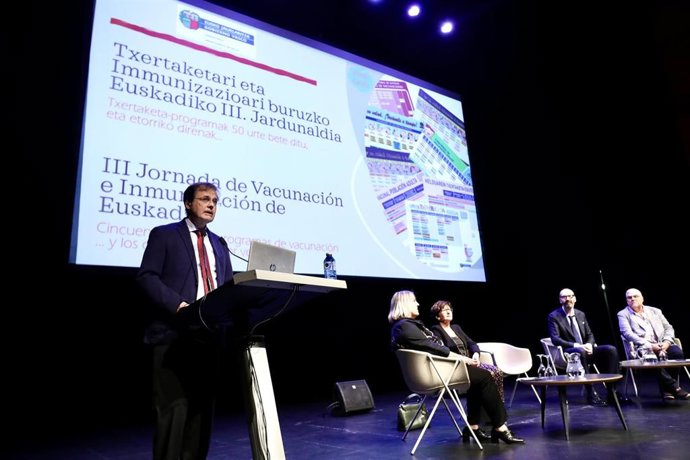 El consejero de Salud, Alberto Martínez, en la inauguración de la III Jornada de Vacunación e Inmunización de Euskadi