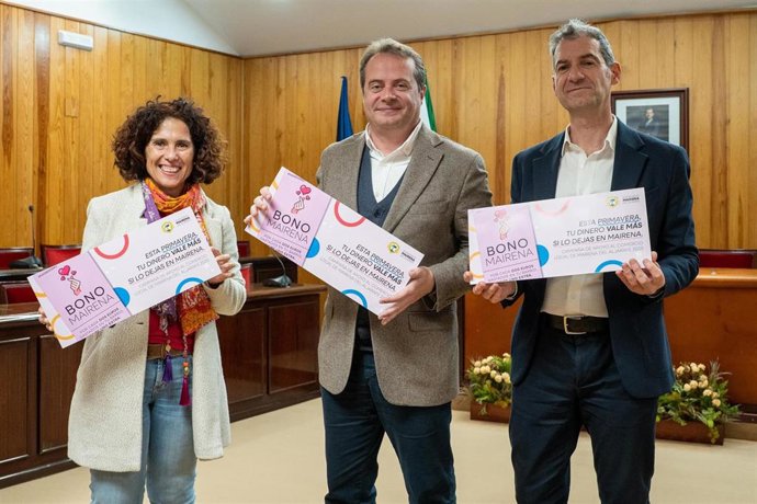 El alcalde de Mairena, en el centro, en la presentación del bono al comercio local, junto a la delegada de Desarrollo Económico y el presidente de AEMA.