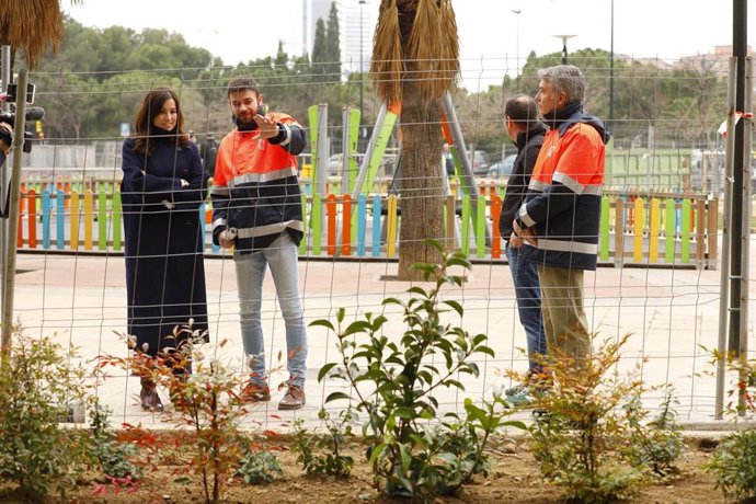 La consejera municipal de Medioambiente y Movilidad, Tatiana Gaudes, visita las obras de reforma de la plaza Emilio Alfaro