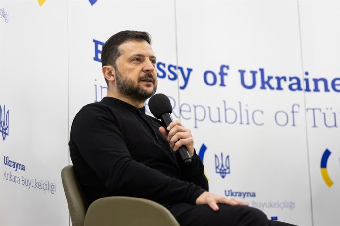 18 de fevereiro de 2025, Ancara, Turquia: O presidente ucraniano, Volodymyr Zelenskyy, responde a uma pergunta durante um evento com o ministro das Relaes Exteriores, Andrii Sybiha, na abertura da nova embaixada ucraniana, em 18 de fevereiro de 2025, 