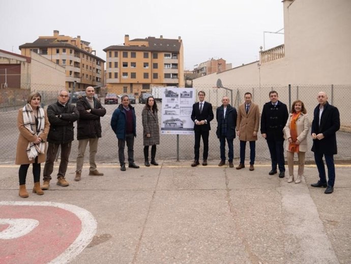 El presidente del Gobierno de La Rioja, Gonzalo Capellán, informa sobre la construcción de una nueva infraestructura educativa en Entrena