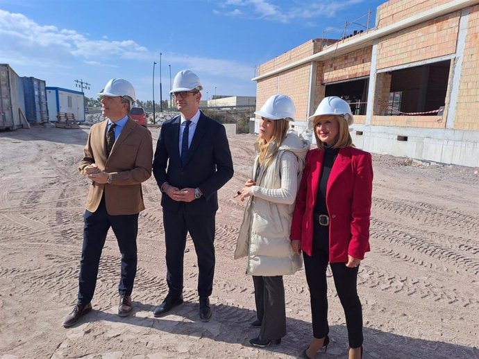 El consejero de Educación y Formación Profesional, Víctor Marín, visita las obras de la escuela infantil municipal del barrio de San Antonio de Lorca, junto al alcalde del municipio, Fulgencio Gil