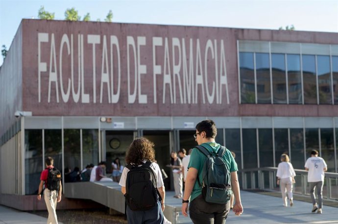 Archivo - Estudiantes a su llegada a un examen de la convocatoria extraordinaria de la Evaluación para el Acceso a la Universidad (EvAU), en el exterior de la Facultad de Farmacia de la UCM, a 4 de julio de 2023, en Móstoles, Madrid (España).