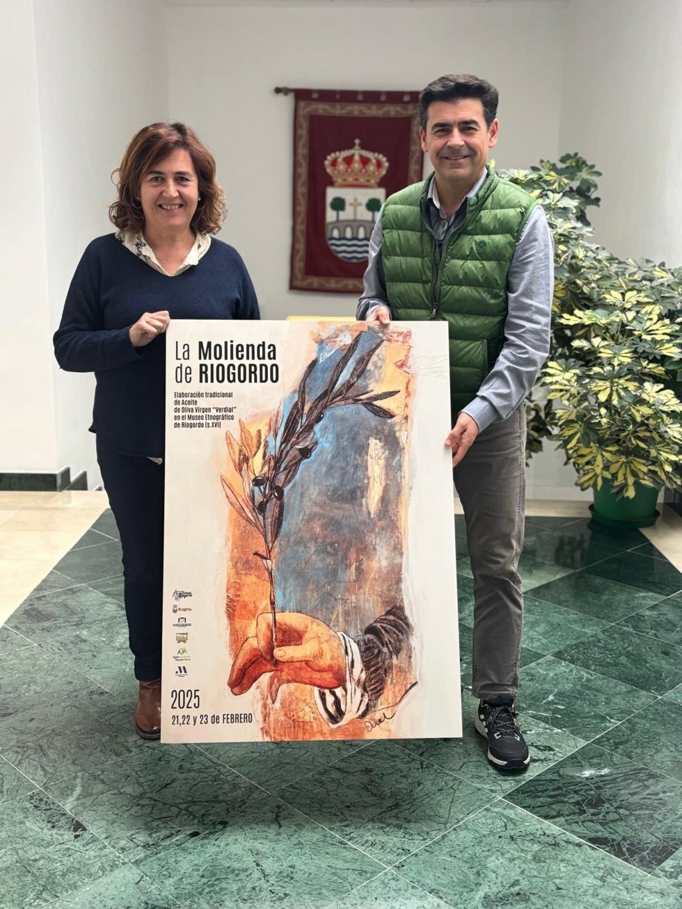 La diputada provincial Sagrario Molina, y el alcalde de Riogordo, Antonio Alés, presentan la Fiesta de la Molienda