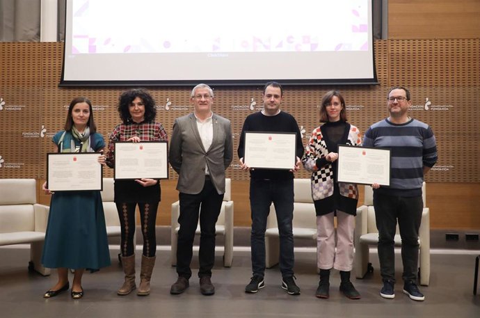 L vicepresidente Taberna con representantes de las cuatro iniciativas de participación ciudadana reconocidas hoy.