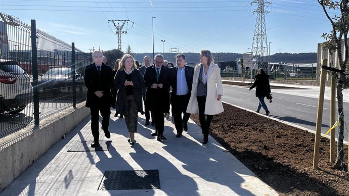 Un momento del paseo de las autoridades por las calles recién inauguradas.