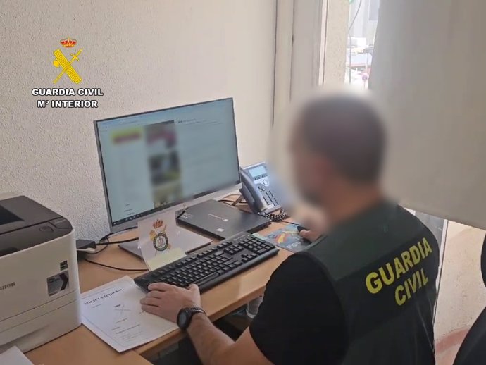 La Guàrdia Civil deté a tres persones a Madrid per robar identitats mitjançant estafes cibernètiques per a finançar la compra de vehicles.