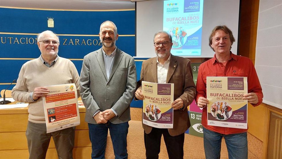 El representante del Rolde de Estudios Aragoneses, José Ignacio López Susín; el diputado provincial José Manuel Latorre; el presidente de la Fundación Gaspar Torrente, Bizén Fuster; y el integrante de Biella Nuei Luis Miguel Bajén.