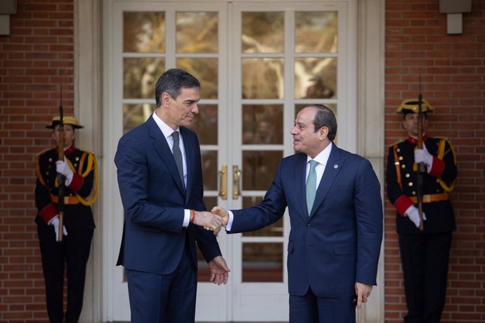 El presidente del Gobierno, Pedro Sánchez (i), recibe al presidente de Egipto, Abdelfatah al-Sisi (d), en el Palacio de la Moncloa, a 19 de febrero de 2025, en Madrid (España). Al-Sisi ha visitado España con el objetivo de elevar a asociación estratégica 