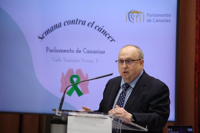 El jefe de servicio de Radioterapia del Hospital de La Candelaria, Claudio Fuentes, en una ponencia impartida en el Parlamento de Canarias en una sjornadas contra el cáncer