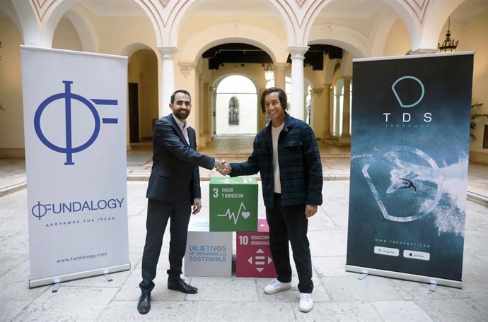 El director general de Fundalogy, Javier de Pro, y el CEO de TodoSurf, Rafael Sánchez, han firmado el acuerdo para el crecimiento de esta empresa  que ofrece pronósticos meteorológicos en tiempo real y herramientas para ayudar a los surfistas.