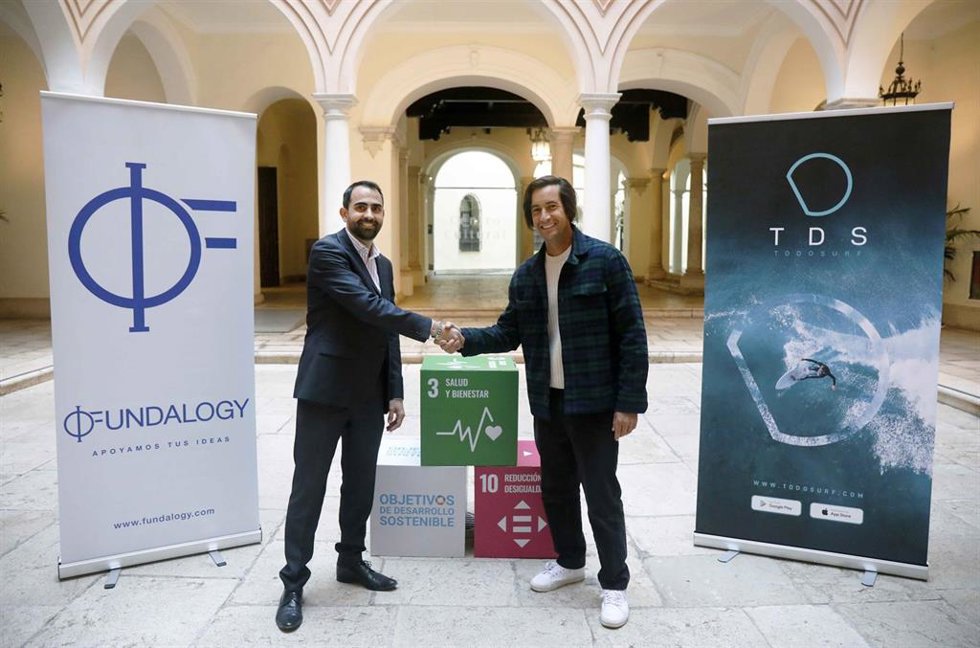 El director general de Fundalogy, Javier de Pro, y el CEO de TodoSurf, Rafael Sánchez, han firmado el acuerdo para el crecimiento de esta empresa que ofrece pronósticos meteorológicos en tiempo real y herramientas para ayudar a los surfistas.