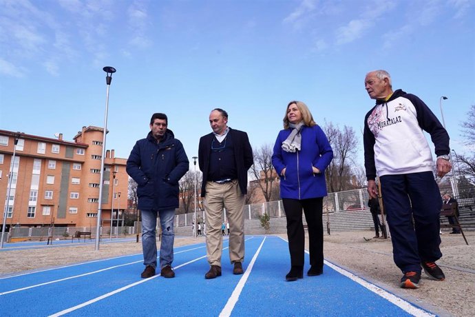 La vicealcaldesa de Madrid, Inmaculada Sanz, visita la nueva pista de atletismo de Moratalaz