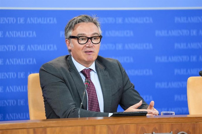 El portavoz del Grupo Parlamentario Vox, Manuel Gavira, durante la ronda de ruedas de prensa de los portavoces de los grupos parlamentarios en el Parlamento de Andalucía, a 19 de febrero de 2025 en Sevilla (Andalucía, España). Los portavoces de los grupos