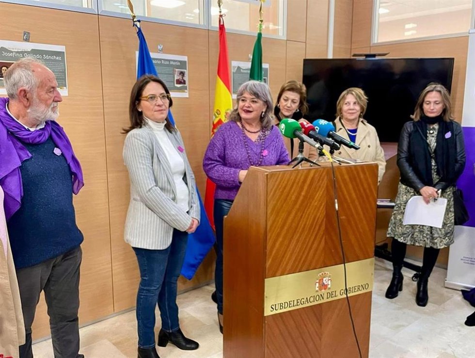 La subdelegada del Gobierno en Cádiz, Blanca Flores, presentando los reconocimientos 'Mujeres Rompedoras 8M'.