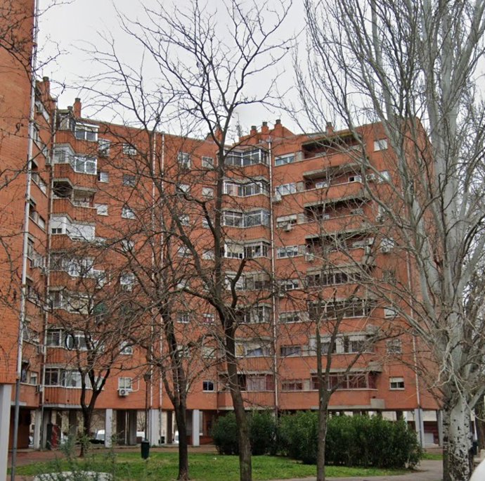 Edificio del distrito de Villaverde de Madrid donde encontraron la cabra en la ventana de un piso.