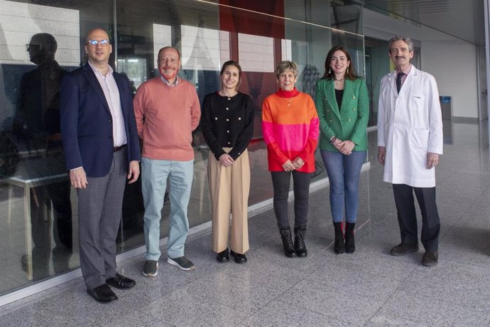 El Dr. Mariano Ponz (CCUN), Armando Guerra (paciente), la Dra. Lucía Ceniceros (CCUN), Lucía Díaz (paciente), Elisabeth Baucells, presidenta de Atuvibi, y el Dr. Bruno Sangro (CCUN).