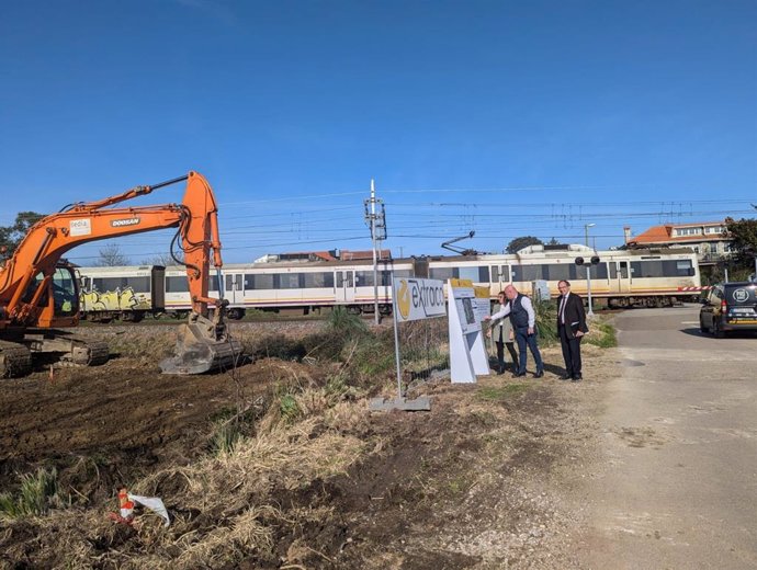 Adif inicia las obras para suprimir dos pasos a nivel en Bezana con una inversión de 2,3 millones