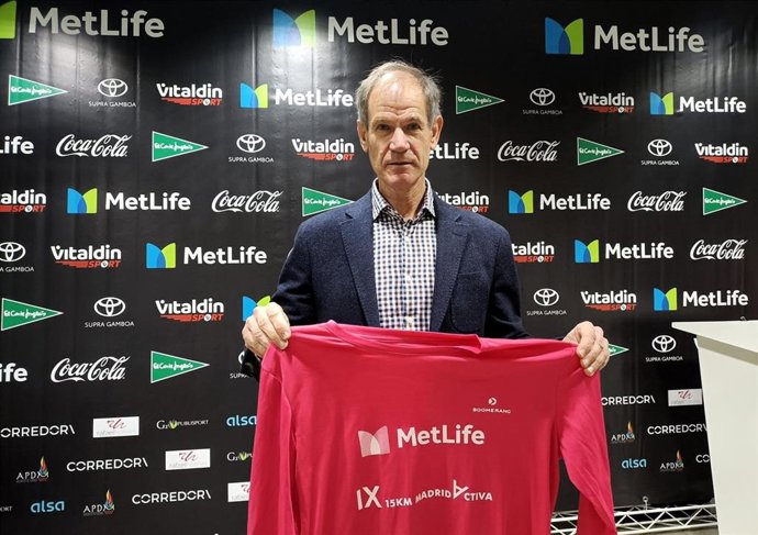 Archivo - El exatleta Abel Antón, director deportivo de la 15K MetLife Madrid Activa, con la camiseta oficial de la novena edición de la prueba.