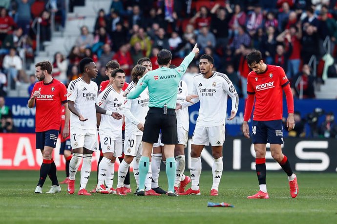 Juan Martinez Munuera, referee of the match, expels Jude Bellingham of Real Madrid during the Spanish league, LaLiga EA Sports, football match played between CA Osasuna and Real Madrid at El Sadar Stadium on February 15, 2025 in Pamplona, Spain.