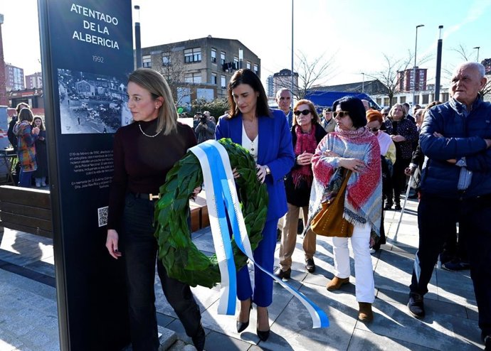Nuevo tótem en recuerdo de las víctimas del atentado perpetrado por ETA en el barrio de La Albericia, en Santander, el 19 de febrero de 1992