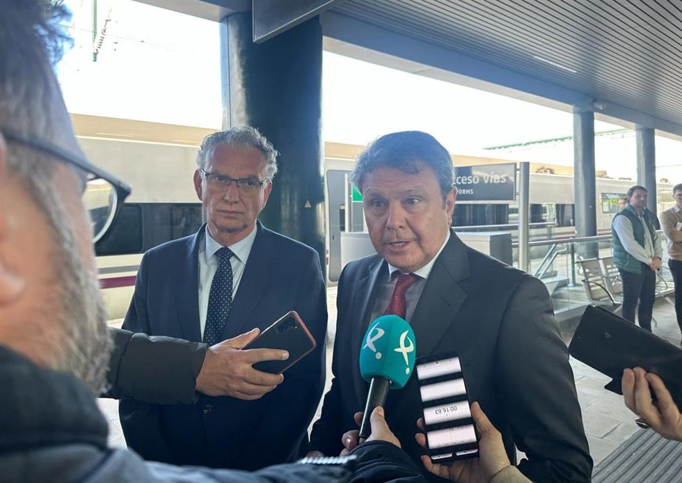 El secretario de Estado de Transportes y Movilidad Sostenible, José Antonio Santano, y el delegado del Gobierno, José Luis Quintana, atienden a los medios en la estación de trenes de Cáceres