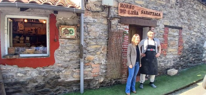 La directora de Obra Social de BBK, Nora Sarasola, con Jonathan Saratxaga, en el horno de leña de Galdames.