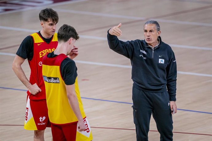 El seleccionador nacional absoluto de baloncesto, Sergio Scariolo, en un entrenamiento durante una concentración en Guadalajara, en el Palacio Multiusos.