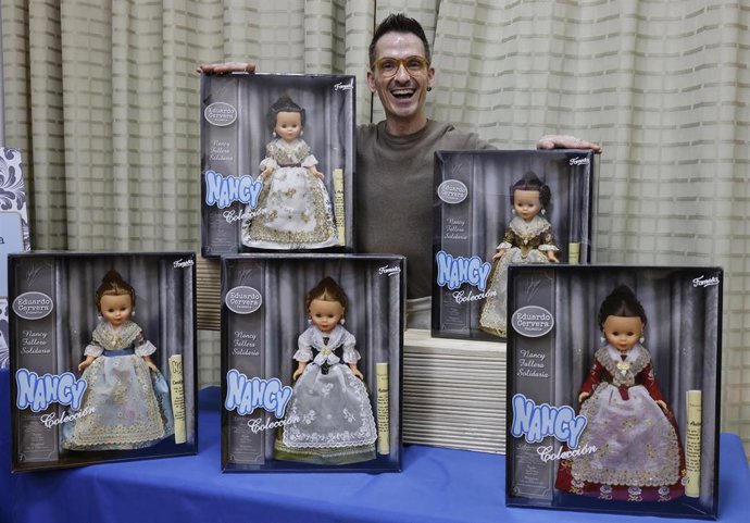 El diseñador Eduardo Cervera junto a las muñecas Nancy durante la presentación de las cinco nuevas y únicas unidades de Nancy Fallera Solidaria