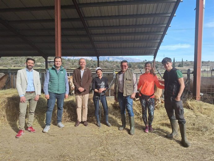 El subdelegado del Gobierno en Huesca, Carlos Campo visita en Aínsa la explotación agrícola y ganadera de Luis Lascorz, uno de los anfitriones en la provincia del Programa Cultiva, iniciativa del Ministerio de Agricultura para la formación de jóvenes
