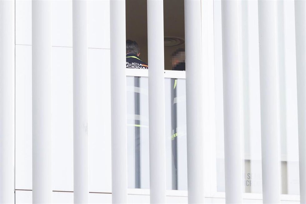 Agentes de la Unidad de Delincuencia Económica y Fiscal (Udef) de la Policía Nacional en las dependencias de la Policía Local de Granada este pasado martes