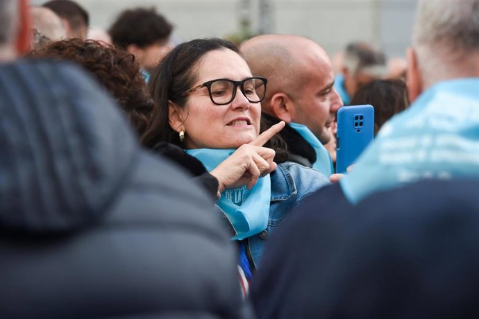 Archivo - Una mujer comunicándose con el móvil mediante lenguaje de signos 