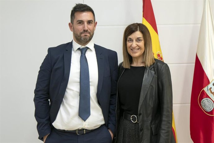 La presidenta de Cantabria, María José Sáenz de Buruaga, con el nuevo director de la planta de Solvay en Torrelavega, Pablo Alonso