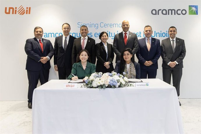 Aramco Asia Singapore Managing Director Fai Aldossary, sitting right, signs the agreement with Unioil CEO Janice Co Roxas-Chua, sitting left.