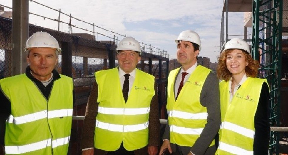 El alcalde de Valladolid, Jesús Julio Carnero, junto al consejero de Medio Ambiente, Vivienda y Ordenación del Territorio, Juan Carlos Suárez-Quiñones, visita unas obras en la ciudad