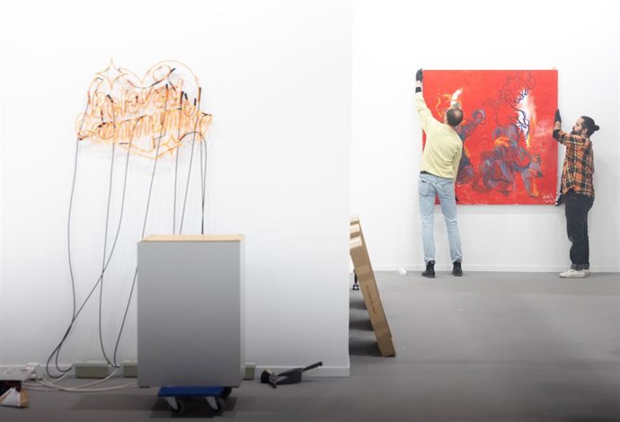 Archivo - Vista de una galería el día antes de la inauguración de ARCOmadrid 2024, en Feria de Madrid IFEMA de Madrid, a 5 de marzo de 2024, en Madrid (España). ARCOmadrid es la Feria Internacional de Arte Contemporáneo de España que, desde su creación, c