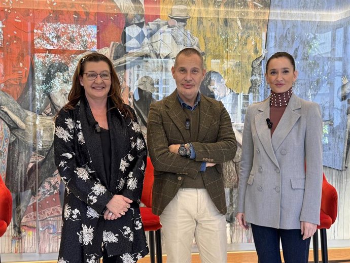 La diputada provincial de Desarrollo Económico Sostenible, Esperanza González, y la concejala de Fomento de la Actividad Empresrial y Contratación Pública Estratégica del Ayuntamiento de Málaga, Elisa Pérez de Siles, junto al diseñador Rafael Urquizar.