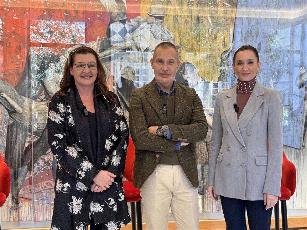 La diputada provincial de Desarrollo Económico Sostenible, Esperanza González, y la concejala de Fomento de la Actividad Empresrial y Contratación Pública Estratégica del Ayuntamiento de Málaga, Elisa Pérez de Siles, junto al diseñador Rafael Urquizar.